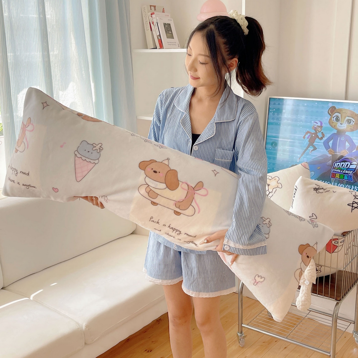 91家纺网 家纺一手货源 找家纺 六巷胡同 2025新款INS博主可爱风A类200g牛奶绒长条大抱枕 抱枕-芭宠假日蓝