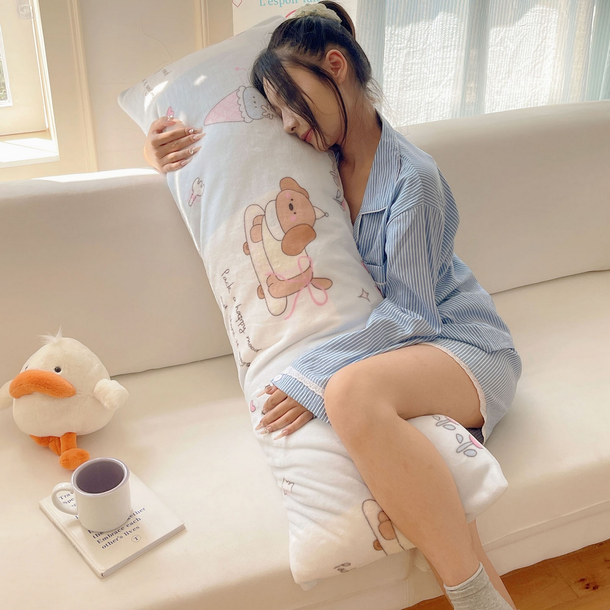 91家纺网 家纺一手货源 找家纺 六巷胡同 2025新款INS博主可爱风A类200g牛奶绒长条大抱枕 抱枕-芭宠假日蓝