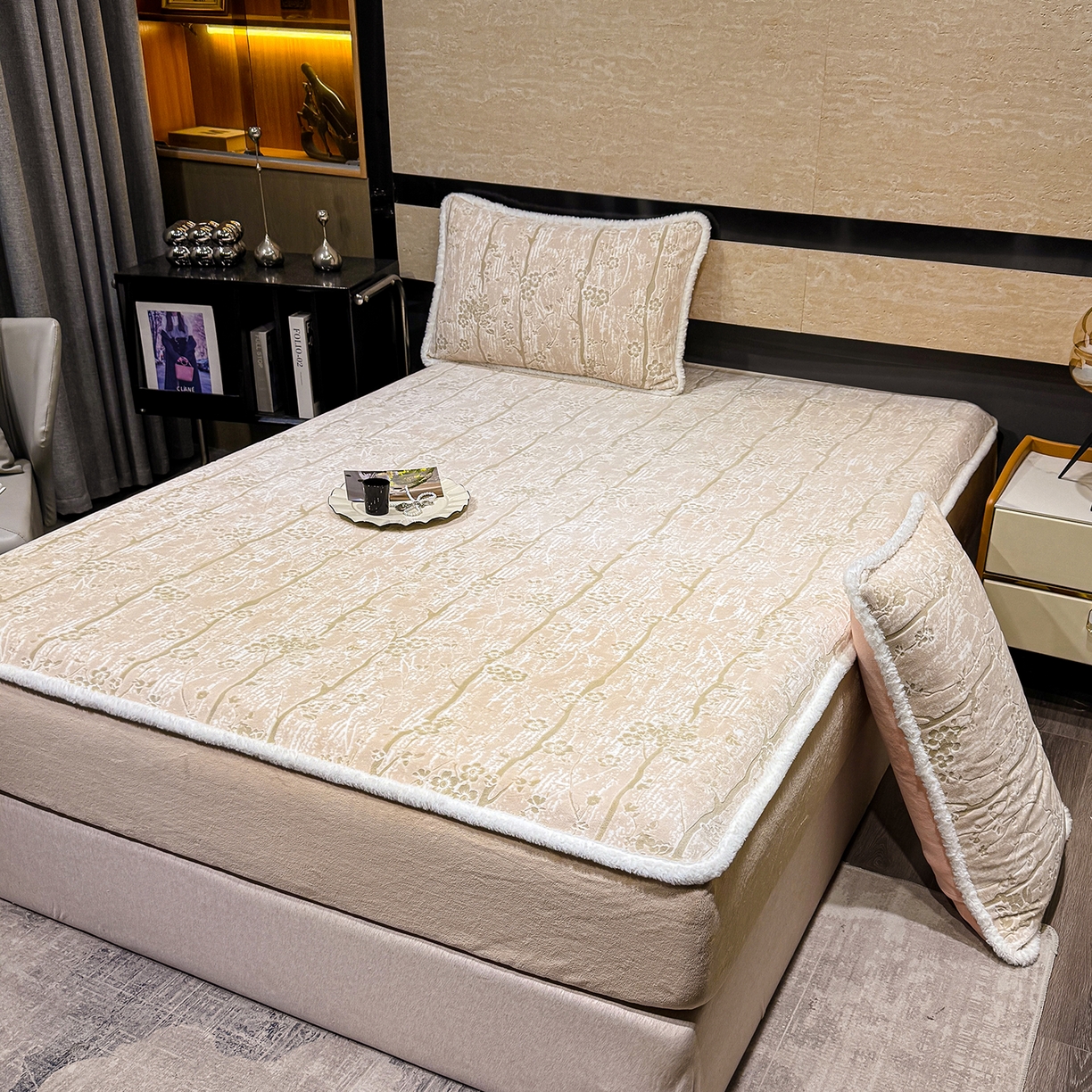 91家纺网 家纺一手货源 找家纺 鹿辉家居（原吉欧力） 2025新款牛奶绒雕花兔毛绒包边床笠 画意枝头