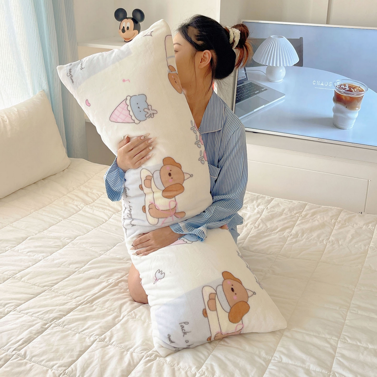 91家纺网 家纺一手货源 找家纺 六巷胡同 2025新款INS博主可爱风A类200g牛奶绒长条大抱枕 抱枕-芭宠假日米