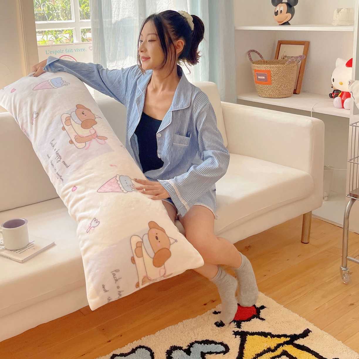 91家纺网 家纺一手货源 找家纺 六巷胡同 2025新款INS博主可爱风A类200g牛奶绒长条大抱枕 抱枕-芭宠假日米