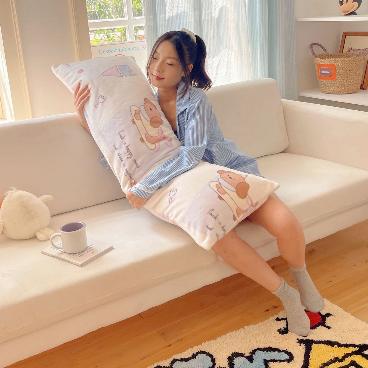 91家纺网 家纺一手货源 找家纺 六巷胡同 2025新款INS博主可爱风A类200g牛奶绒长条大抱枕 抱枕-芭宠假日米