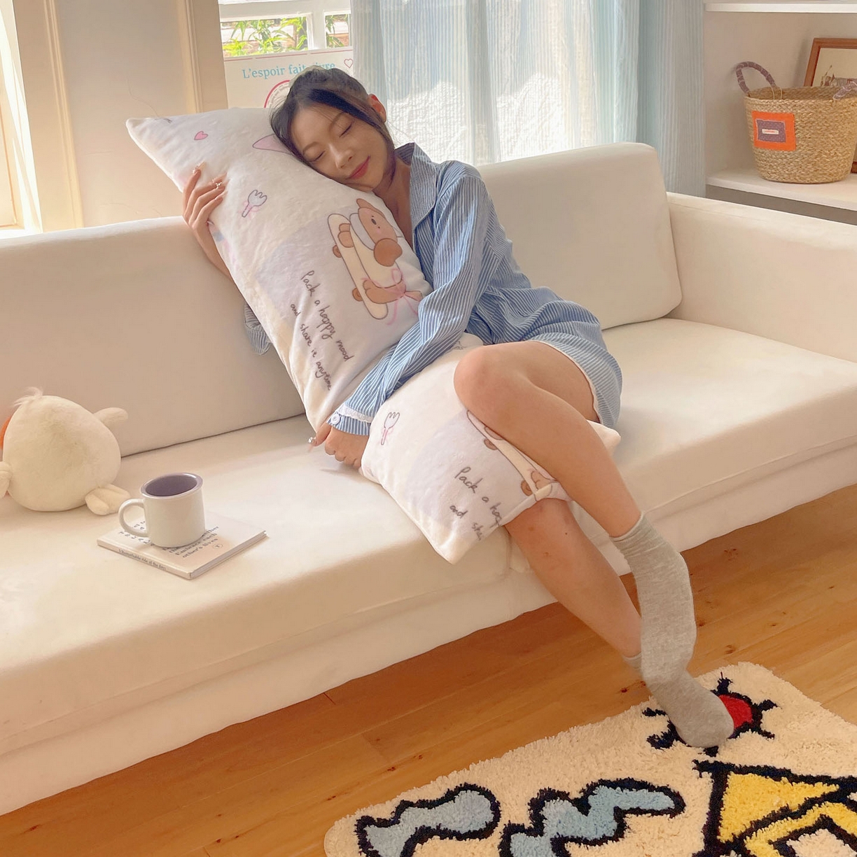 91家纺网 家纺一手货源 找家纺 六巷胡同 2025新款INS博主可爱风A类200g牛奶绒长条大抱枕 抱枕-芭宠假日米