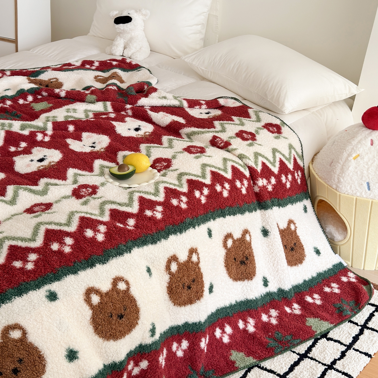 91家纺网 家纺一手货源 找家纺 舒隅家纺 2025新款A类卡通休闲半边绒三角针毛毯 森系萌宠-红