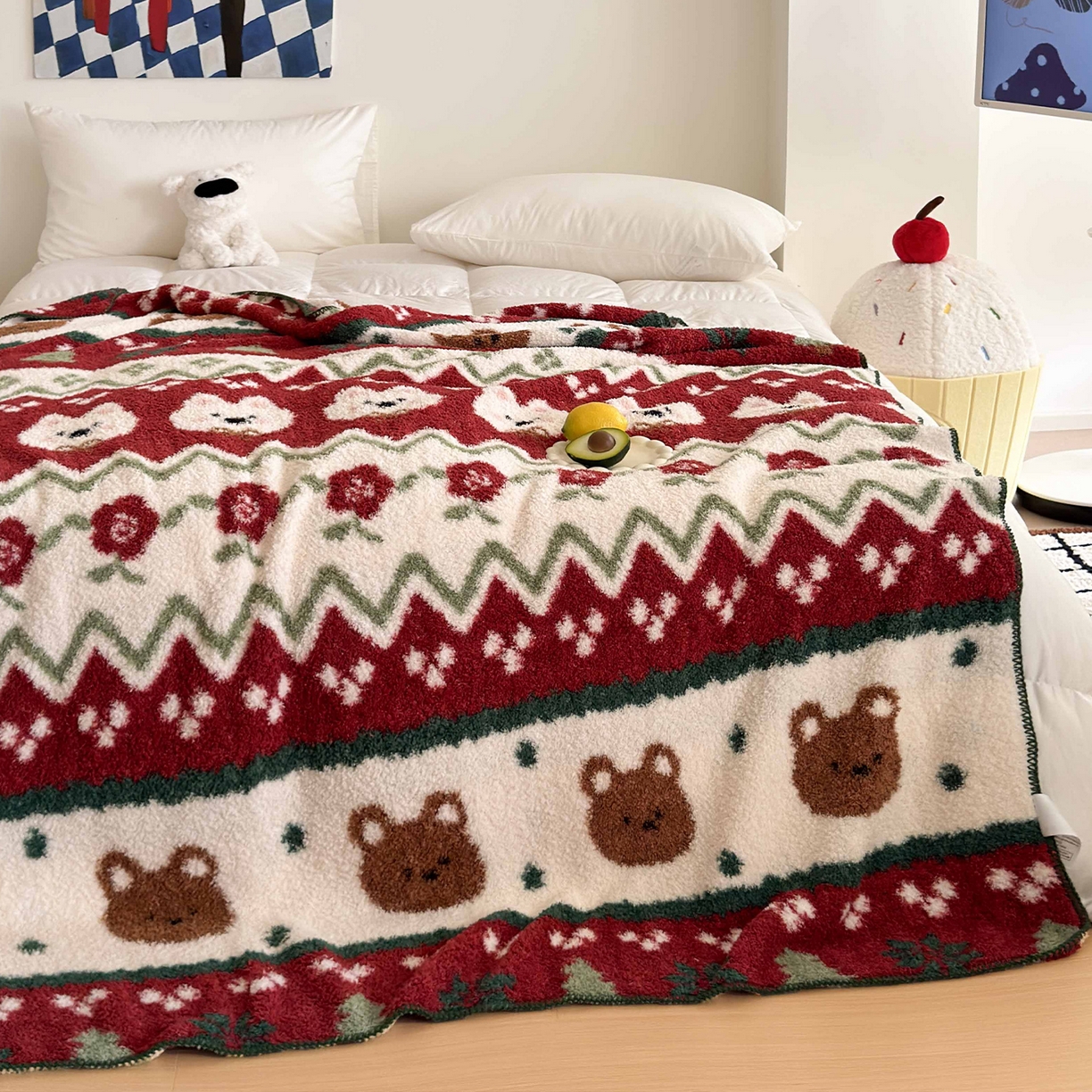 91家纺网 家纺一手货源 找家纺 舒隅家纺 2025新款A类卡通休闲半边绒三角针毛毯 森系萌宠-红