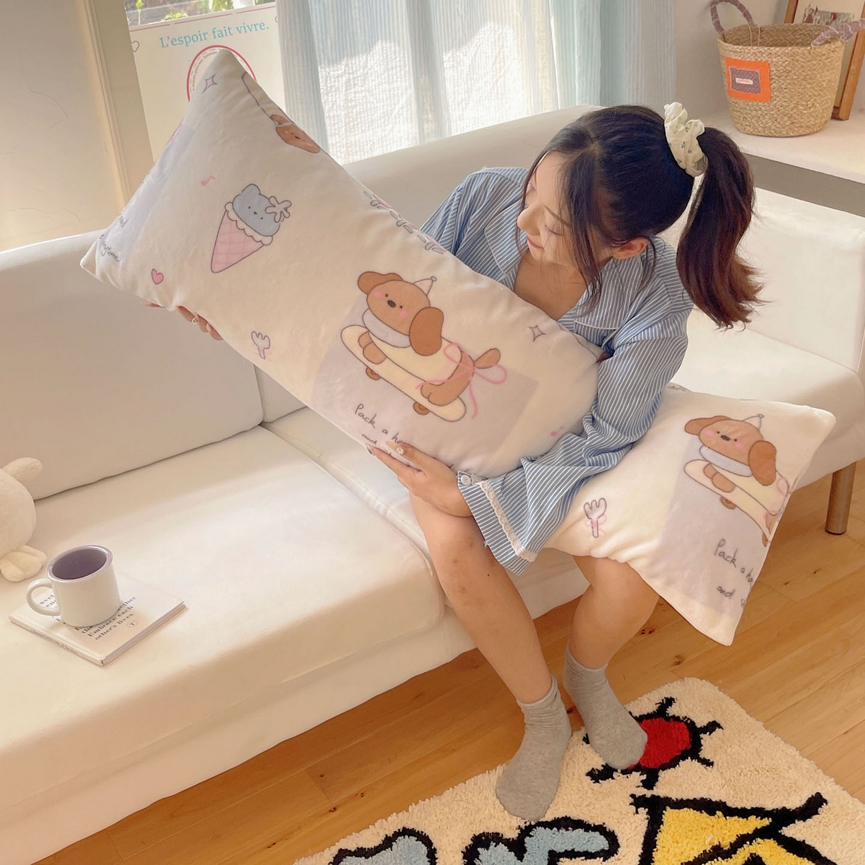 91家纺网 家纺一手货源 找家纺 六巷胡同 2025新款INS博主可爱风A类200g牛奶绒长条大抱枕 抱枕-芭宠假日米