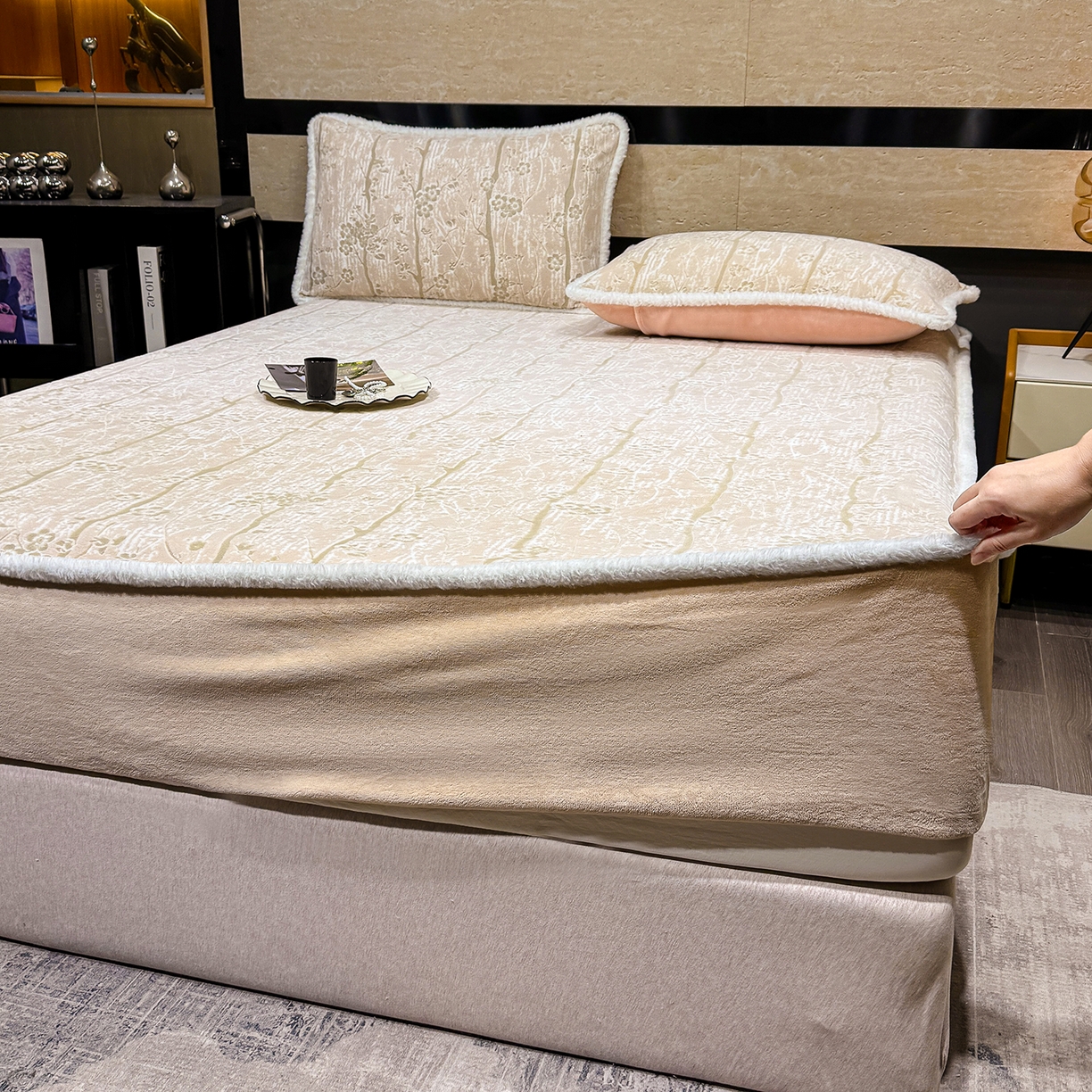 91家纺网 家纺一手货源 找家纺 鹿辉家居（原吉欧力） 2025新款牛奶绒雕花兔毛绒包边床笠 画意枝头