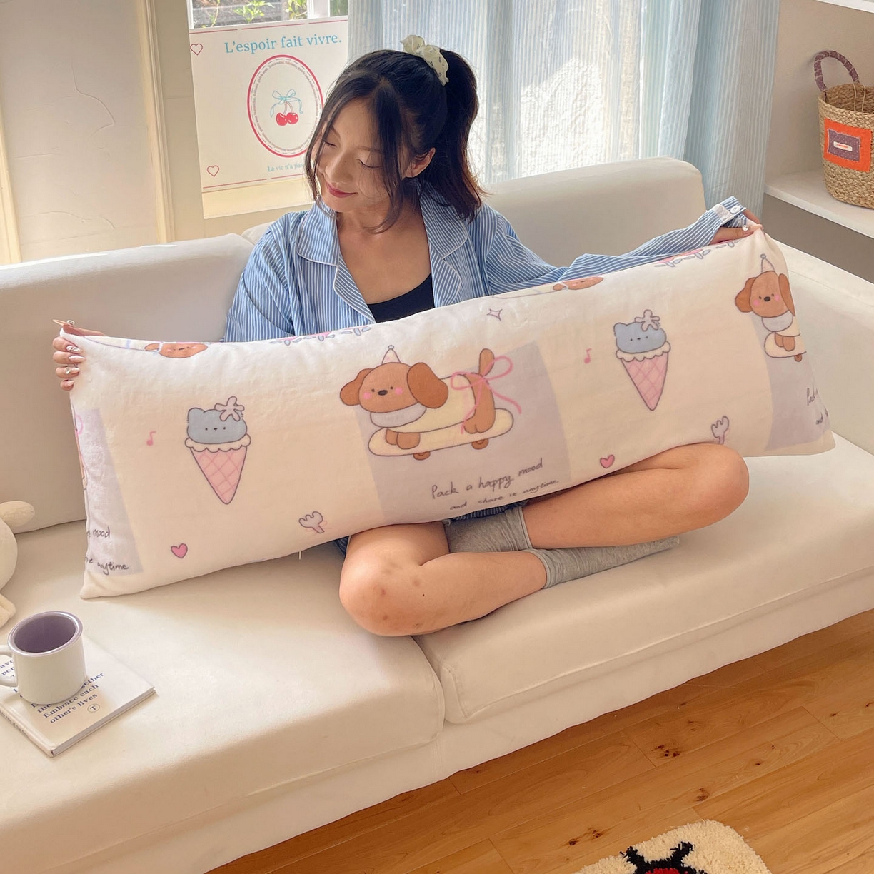 91家纺网 家纺一手货源 找家纺 六巷胡同 2025新款INS博主可爱风A类200g牛奶绒长条大抱枕 抱枕-芭宠假日米