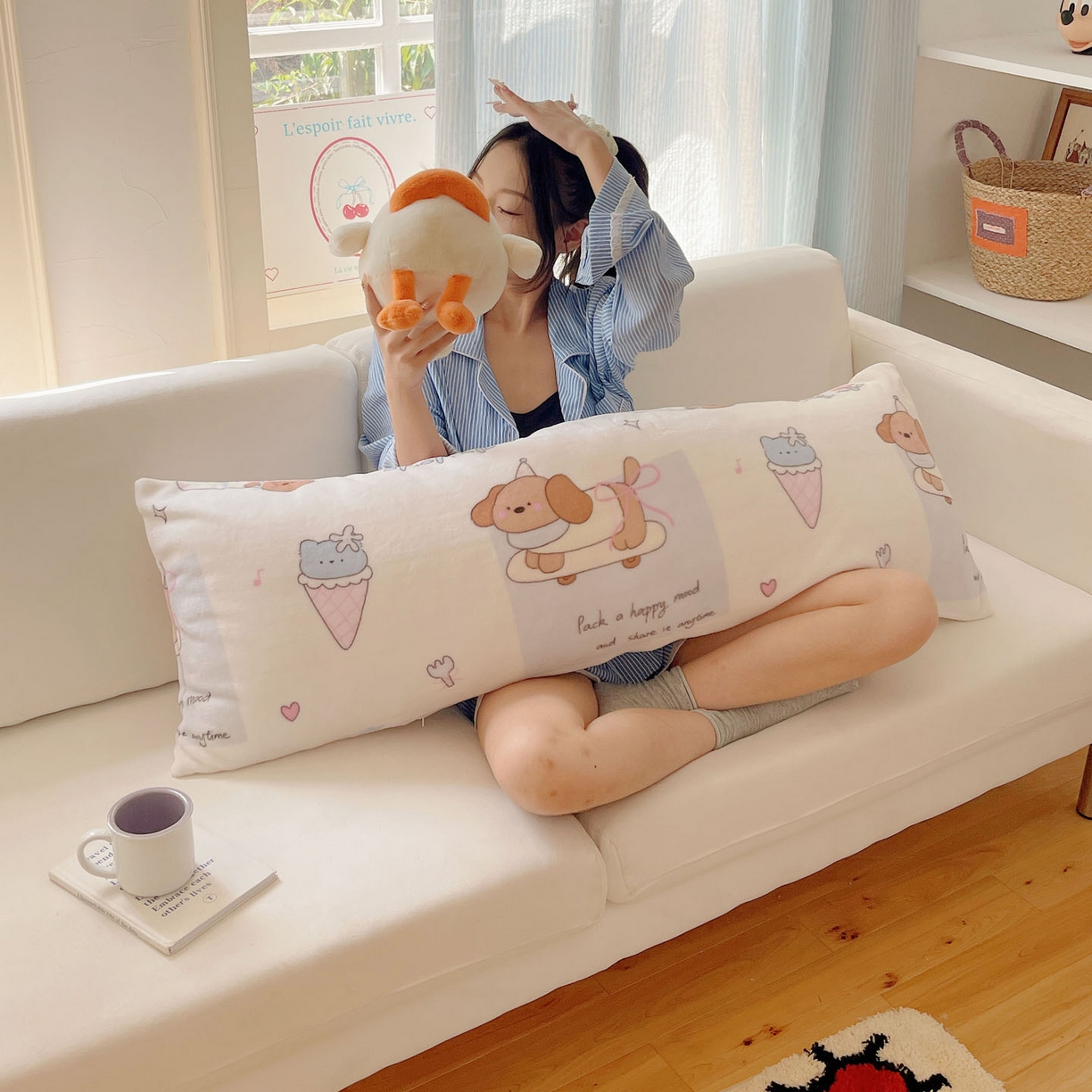 91家纺网 家纺一手货源 找家纺 六巷胡同 2025新款INS博主可爱风A类200g牛奶绒长条大抱枕 抱枕-芭宠假日米