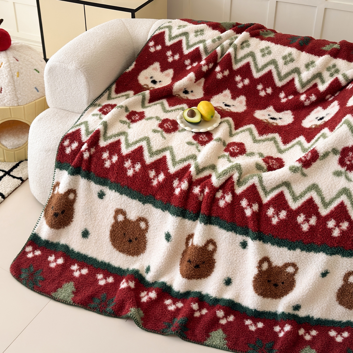 91家纺网 家纺一手货源 找家纺 舒隅家纺 2025新款A类卡通休闲半边绒三角针毛毯 森系萌宠-红