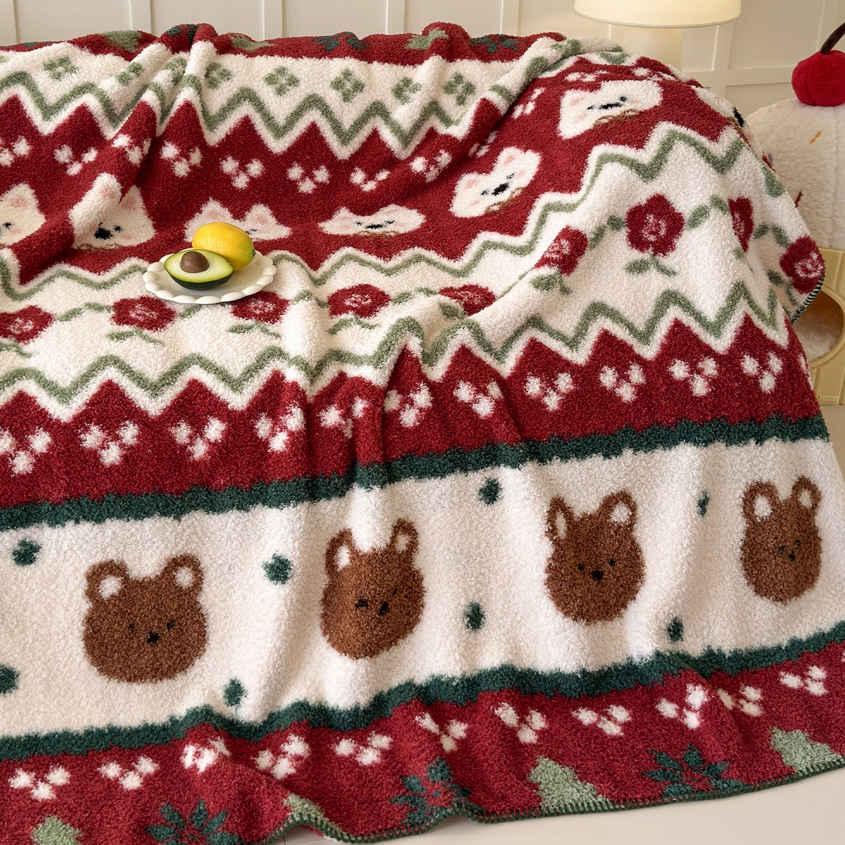 91家纺网 家纺一手货源 找家纺 舒隅家纺 2025新款A类卡通休闲半边绒三角针毛毯 森系萌宠-红