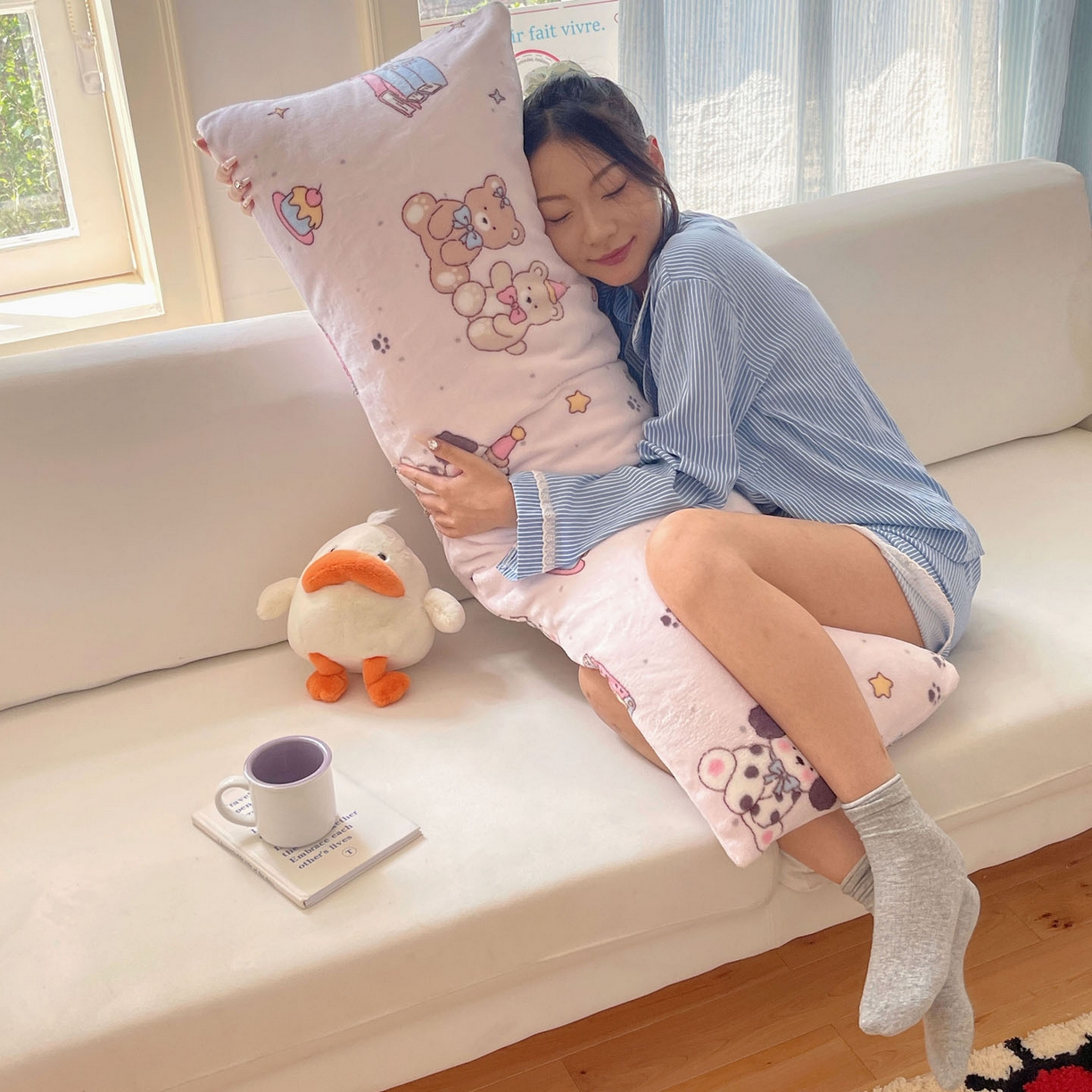 91家纺网 家纺一手货源 找家纺 六巷胡同 2025新款INS博主可爱风A类200g牛奶绒长条大抱枕 抱枕-磁带熊仔粉