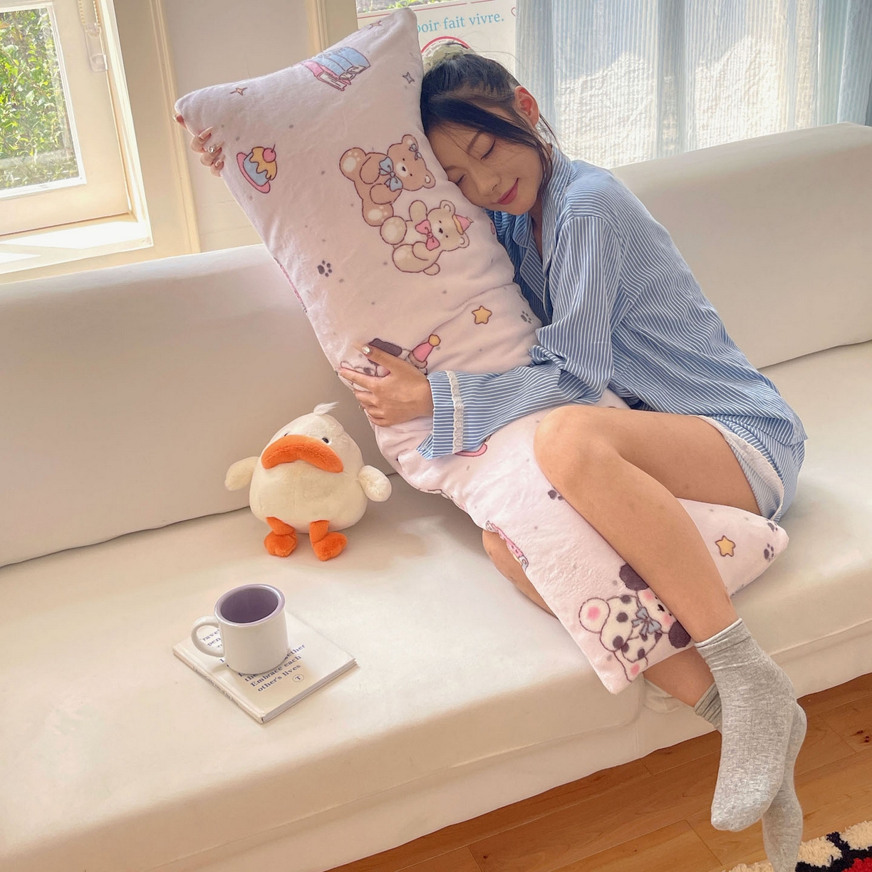 91家纺网 家纺一手货源 找家纺 六巷胡同 2025新款INS博主可爱风A类200g牛奶绒长条大抱枕 抱枕-磁带熊仔粉