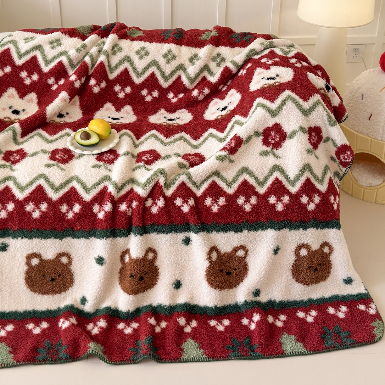 91家纺网 家纺一手货源 找家纺 舒隅家纺 2025新款A类卡通休闲半边绒三角针毛毯 森系萌宠-红