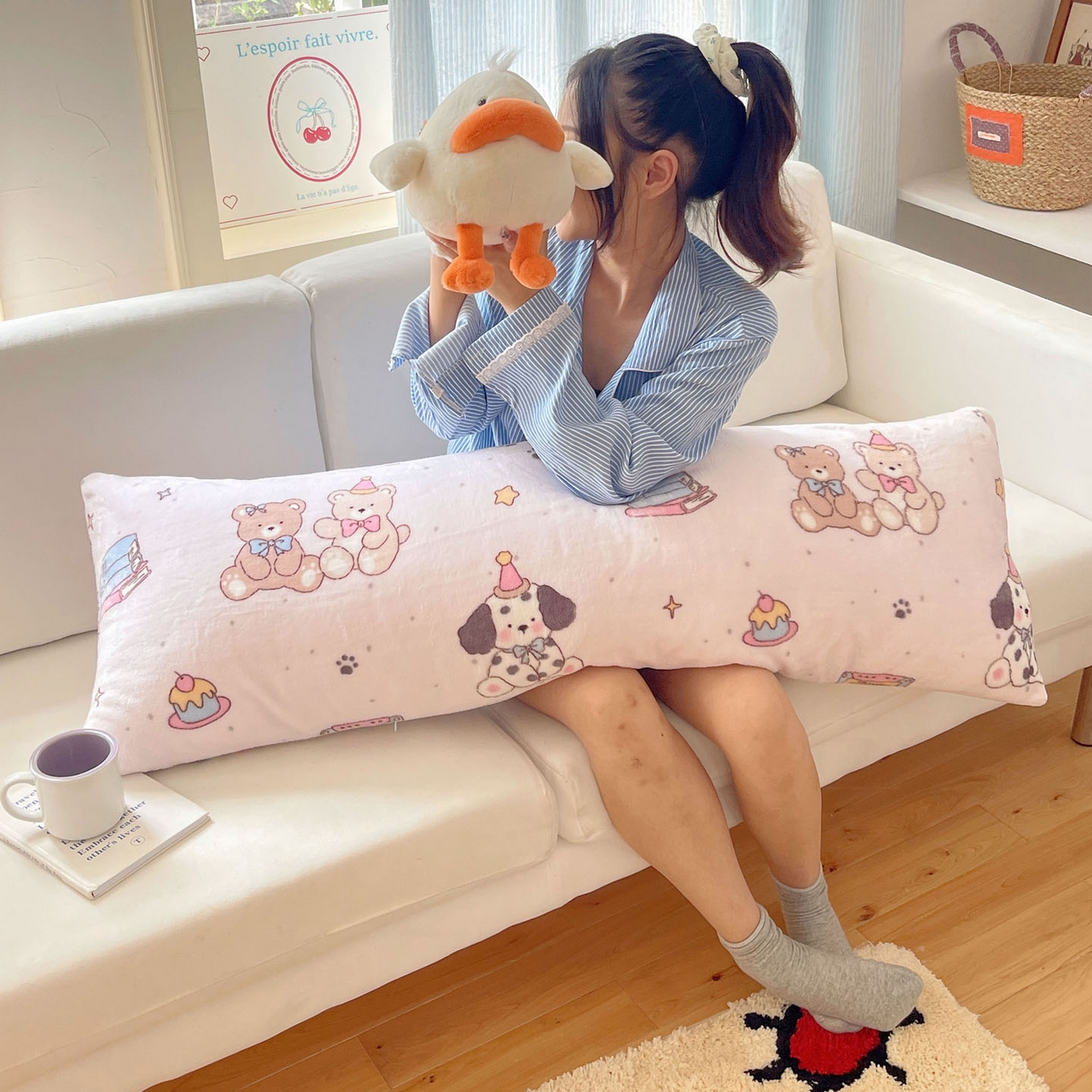 91家纺网 家纺一手货源 找家纺 六巷胡同 2025新款INS博主可爱风A类200g牛奶绒长条大抱枕 抱枕-磁带熊仔粉