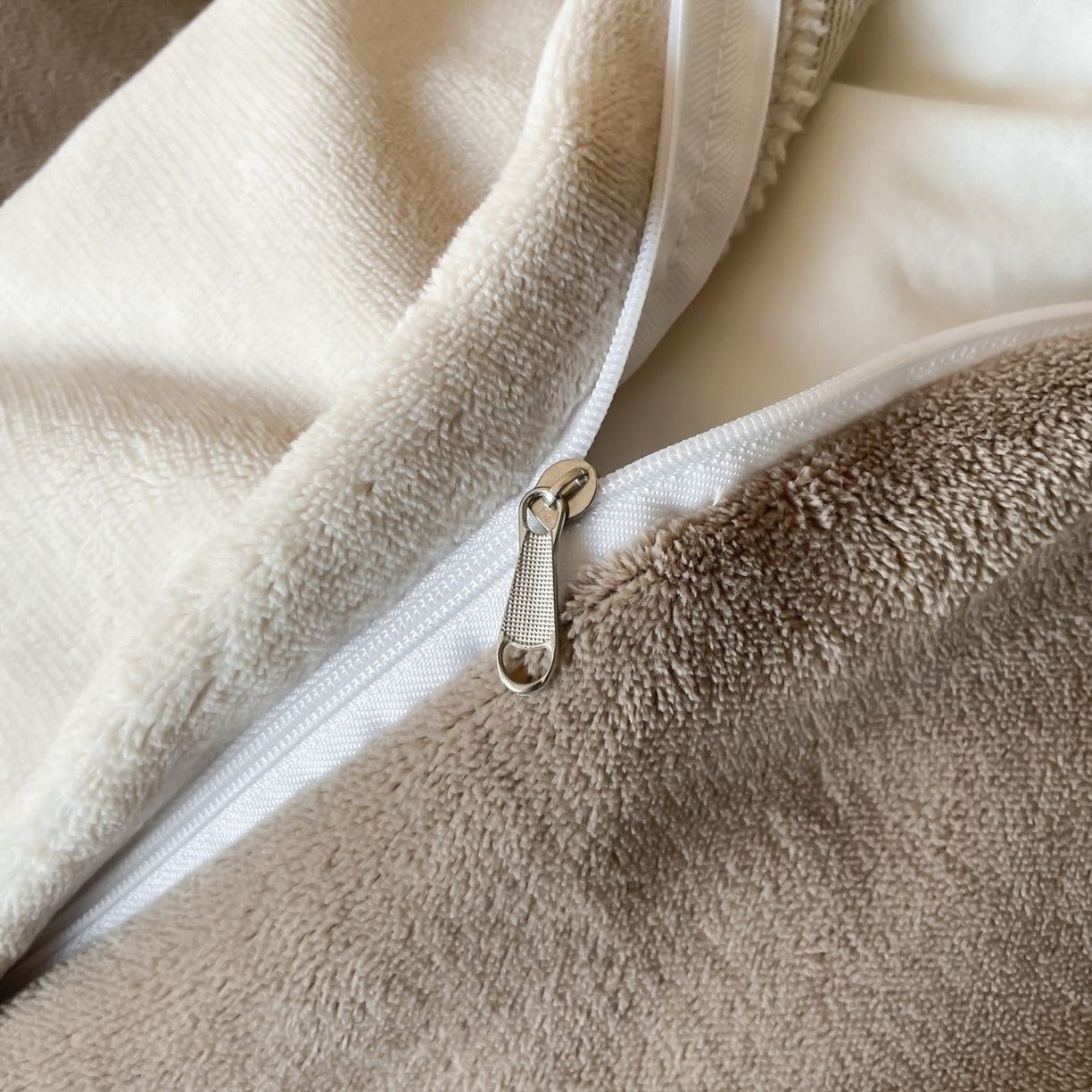 91家纺网 家纺一手货源 找家纺 ab家纺 2025新款纯色高克重牛奶绒双拼单被套 米咖