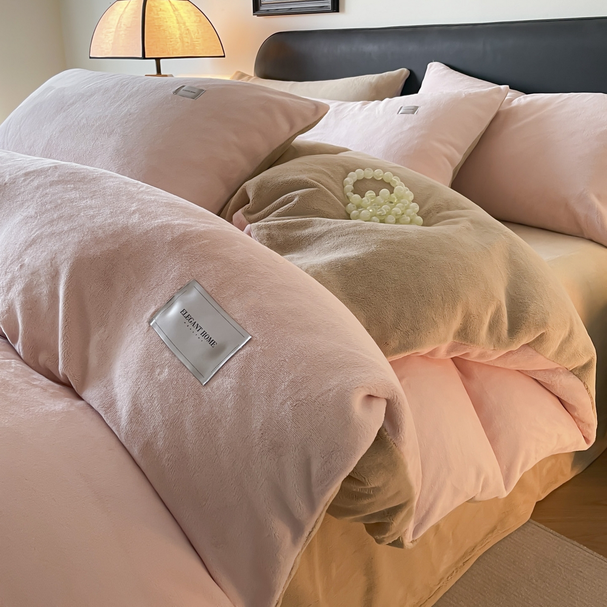 91家纺网 家纺一手货源 找家纺 ab家纺 2025新款纯色高克重牛奶绒双拼单被套 粉卡其