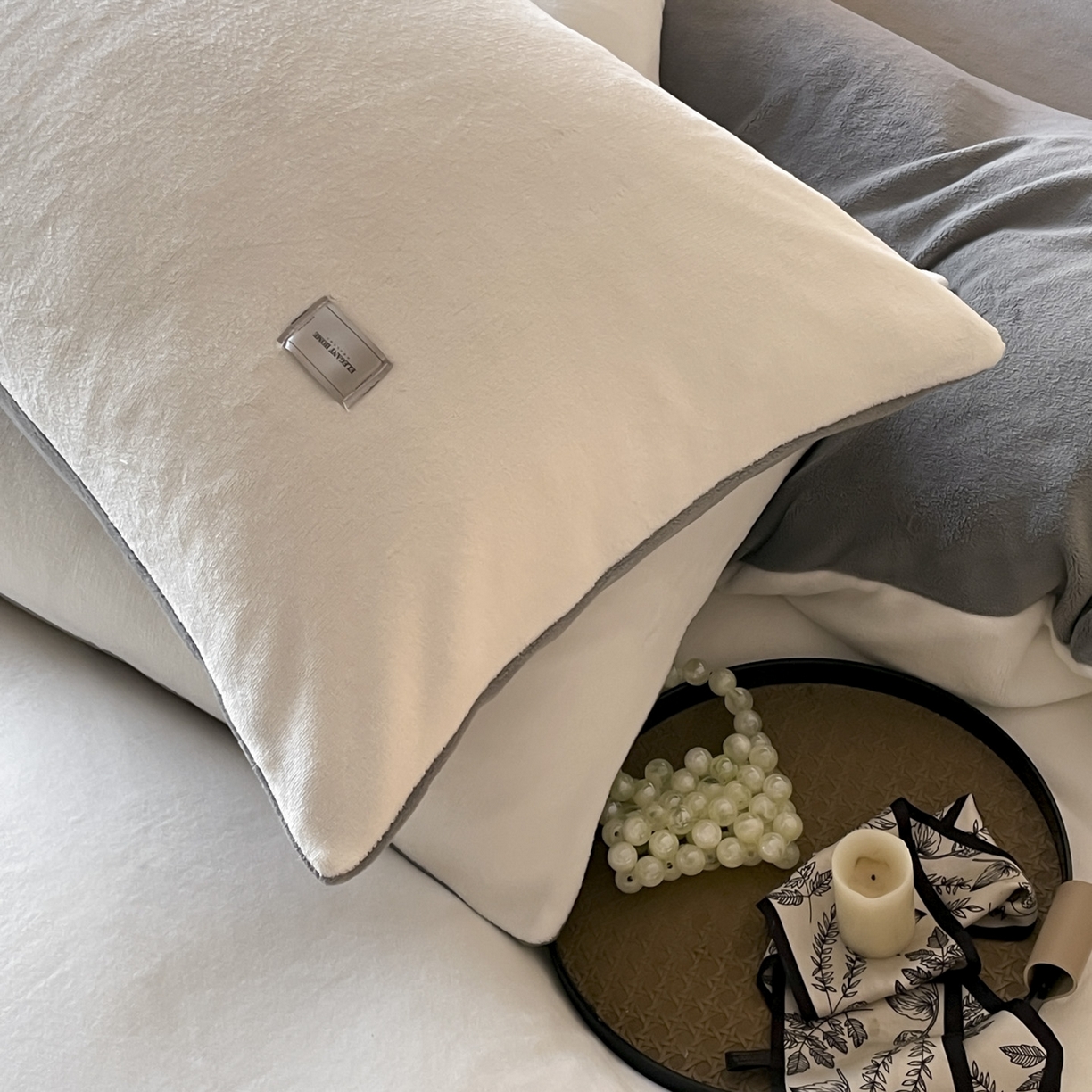 91家纺网 家纺一手货源 找家纺 ab家纺 2025新款纯色高克重牛奶绒双拼单被套 米月白深灰