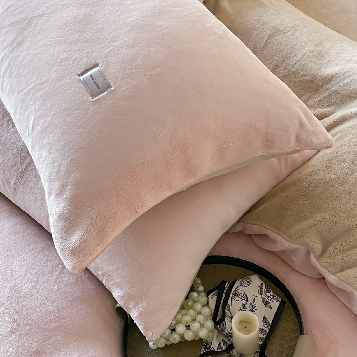 91家纺网 家纺一手货源 找家纺 ab家纺 2025新款纯色高克重牛奶绒双拼单被套 粉卡其