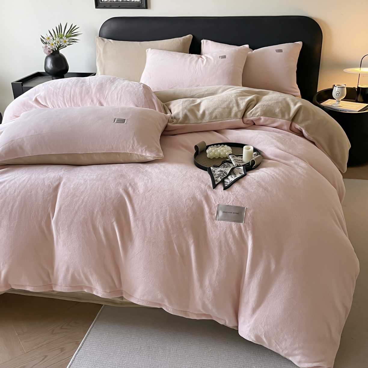 91家纺网 家纺一手货源 找家纺 ab家纺 2025新款纯色高克重牛奶绒双拼单被套 粉卡其