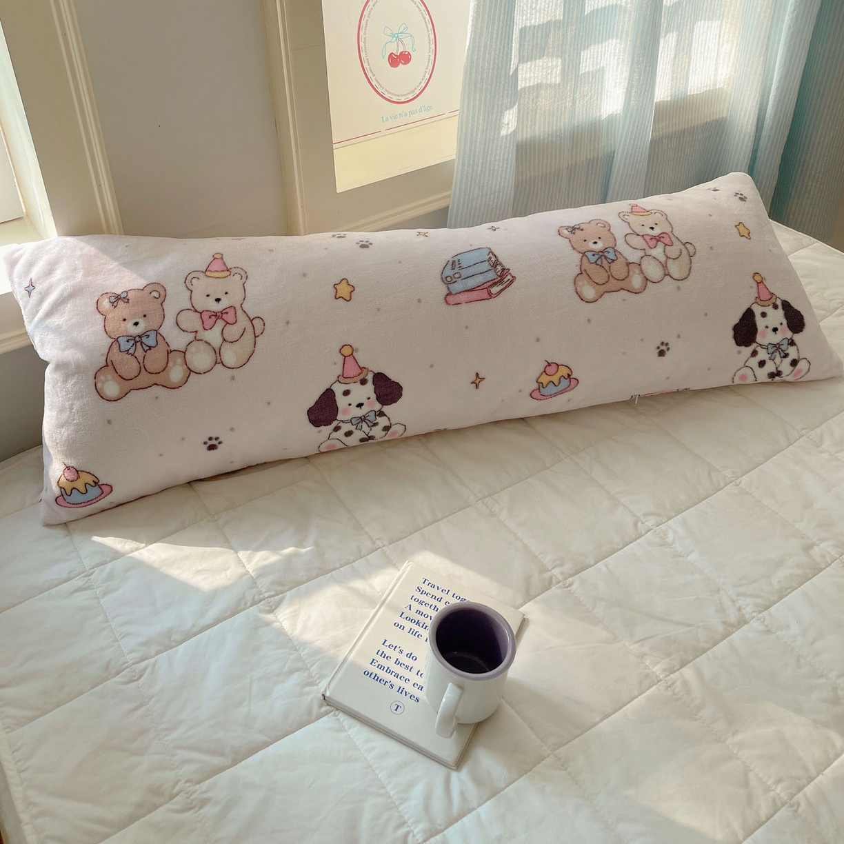 91家纺网 家纺一手货源 找家纺 六巷胡同 2025新款INS博主可爱风A类200g牛奶绒长条大抱枕 抱枕-磁带熊仔粉