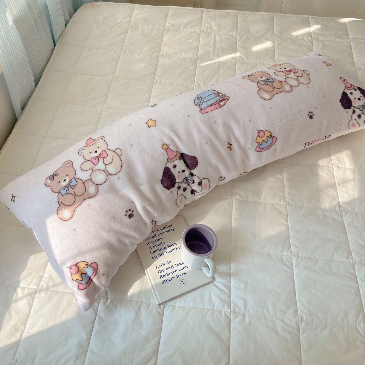 91家纺网 家纺一手货源 找家纺 六巷胡同 2025新款INS博主可爱风A类200g牛奶绒长条大抱枕 抱枕-磁带熊仔粉