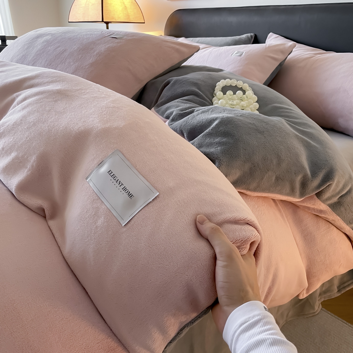 91家纺网 家纺一手货源 找家纺 ab家纺 2025新款纯色高克重牛奶绒双拼单被套 豆沙深灰