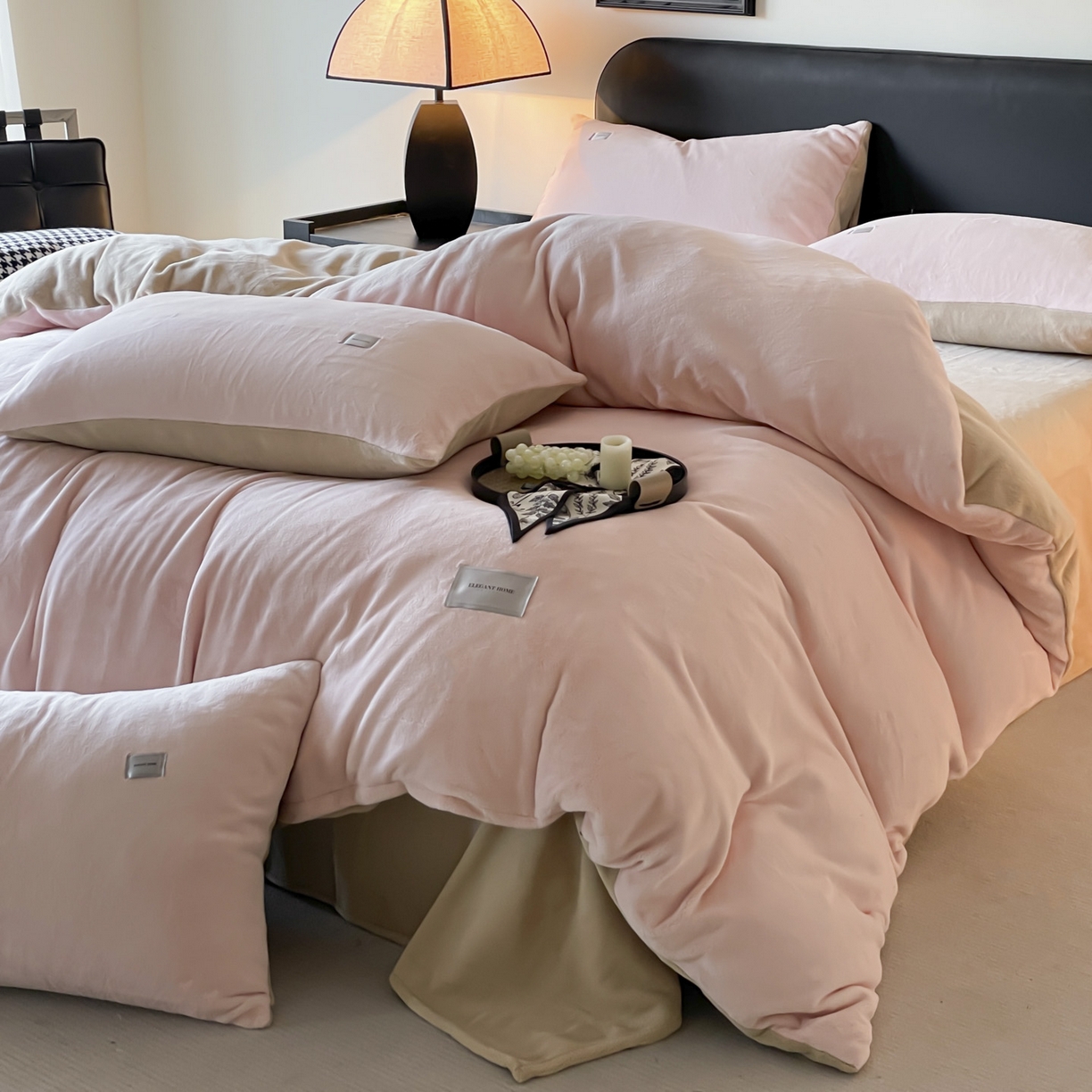 91家纺网 家纺一手货源 找家纺 ab家纺 2025新款纯色高克重牛奶绒双拼单被套 粉卡其