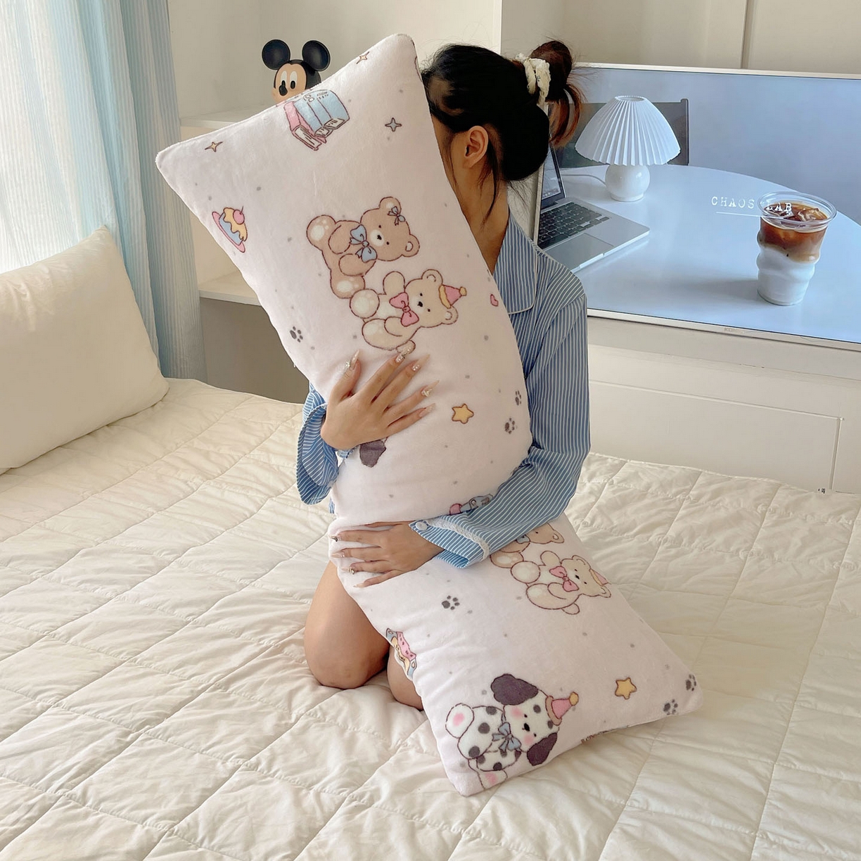 91家纺网 家纺一手货源 找家纺 六巷胡同 2025新款INS博主可爱风A类200g牛奶绒长条大抱枕 抱枕-磁带熊仔粉