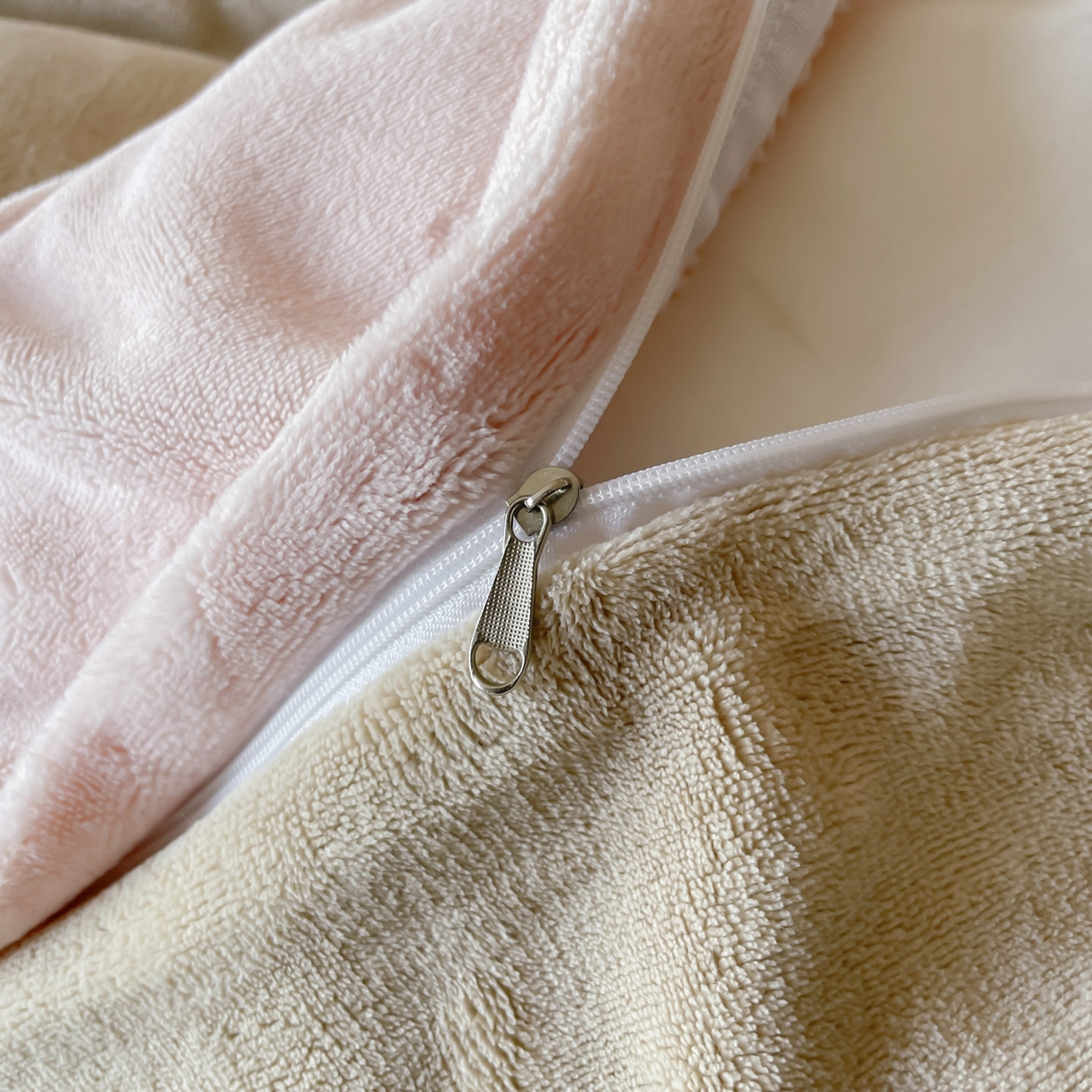 91家纺网 家纺一手货源 找家纺 ab家纺 2025新款纯色高克重牛奶绒双拼单被套 粉卡其