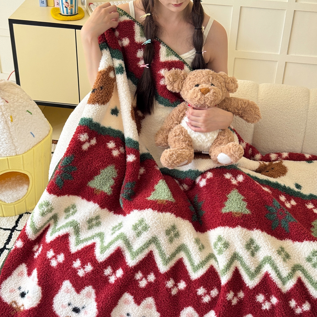 91家纺网 家纺一手货源 找家纺 舒隅家纺 2025新款A类卡通休闲半边绒三角针毛毯 森系萌宠-红