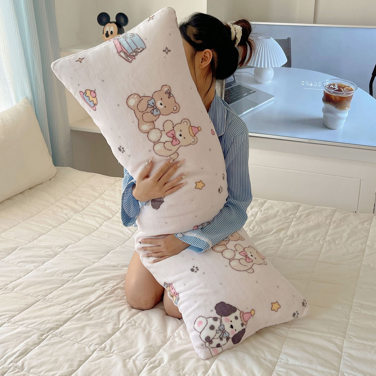 91家纺网 家纺一手货源 找家纺 六巷胡同 2025新款INS博主可爱风A类200g牛奶绒长条大抱枕 抱枕-磁带熊仔粉