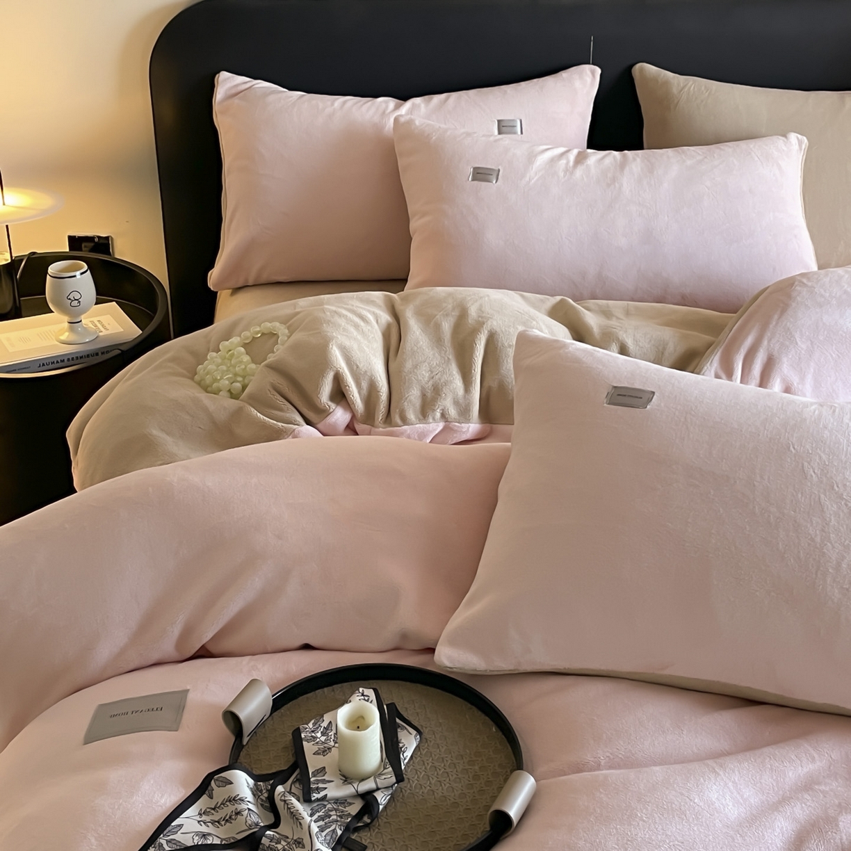 91家纺网 家纺一手货源 找家纺 ab家纺 2025新款纯色高克重牛奶绒双拼单被套 粉卡其