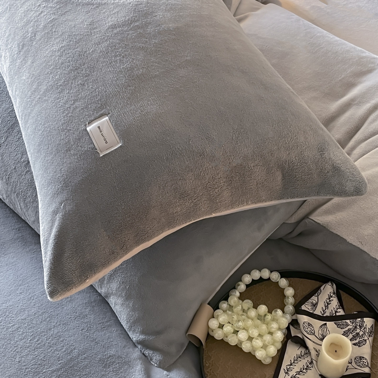 91家纺网 家纺一手货源 找家纺 ab家纺 2025新款纯色高克重牛奶绒双拼单被套 深灰浅灰