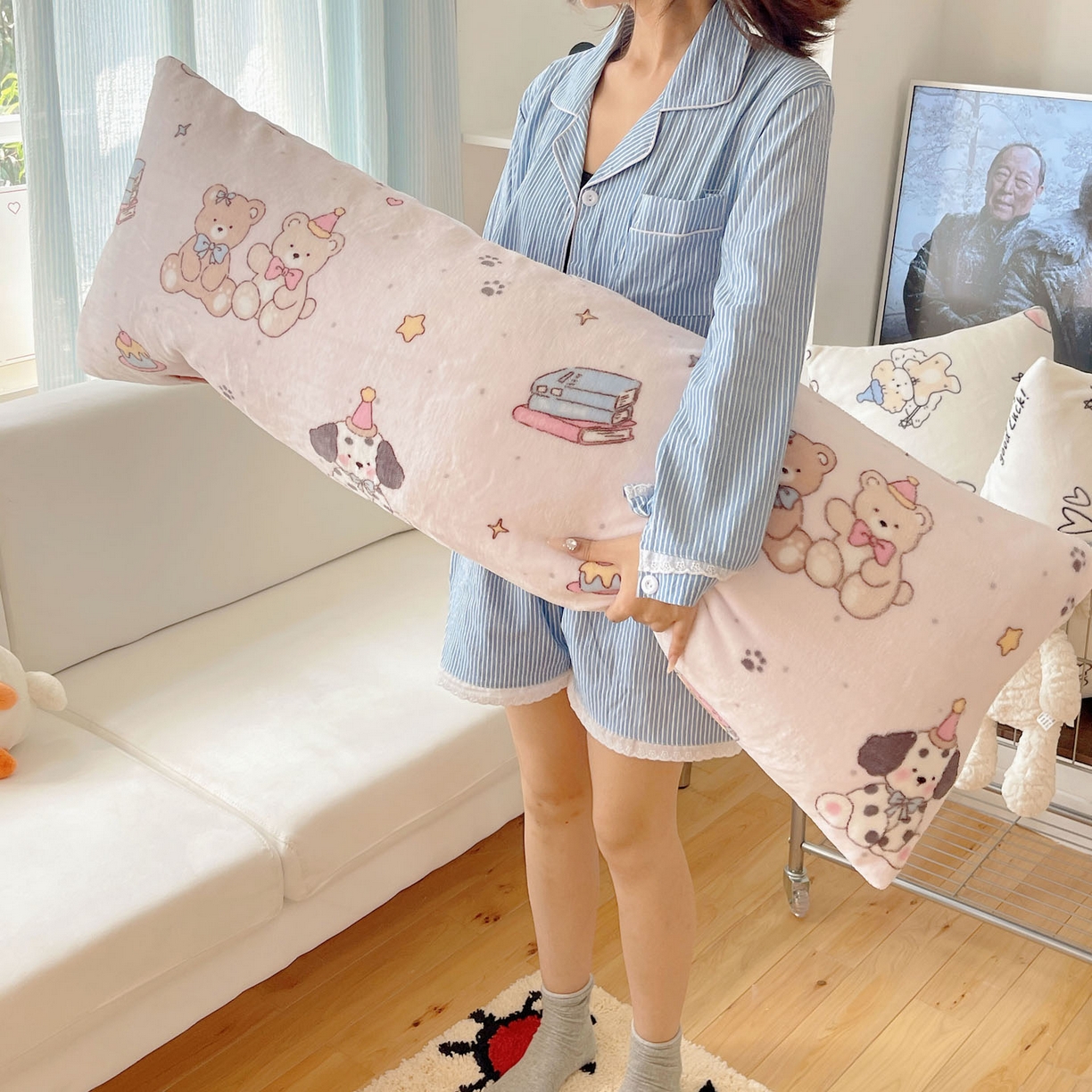 91家纺网 家纺一手货源 找家纺 六巷胡同 2025新款INS博主可爱风A类200g牛奶绒长条大抱枕 抱枕-磁带熊仔粉