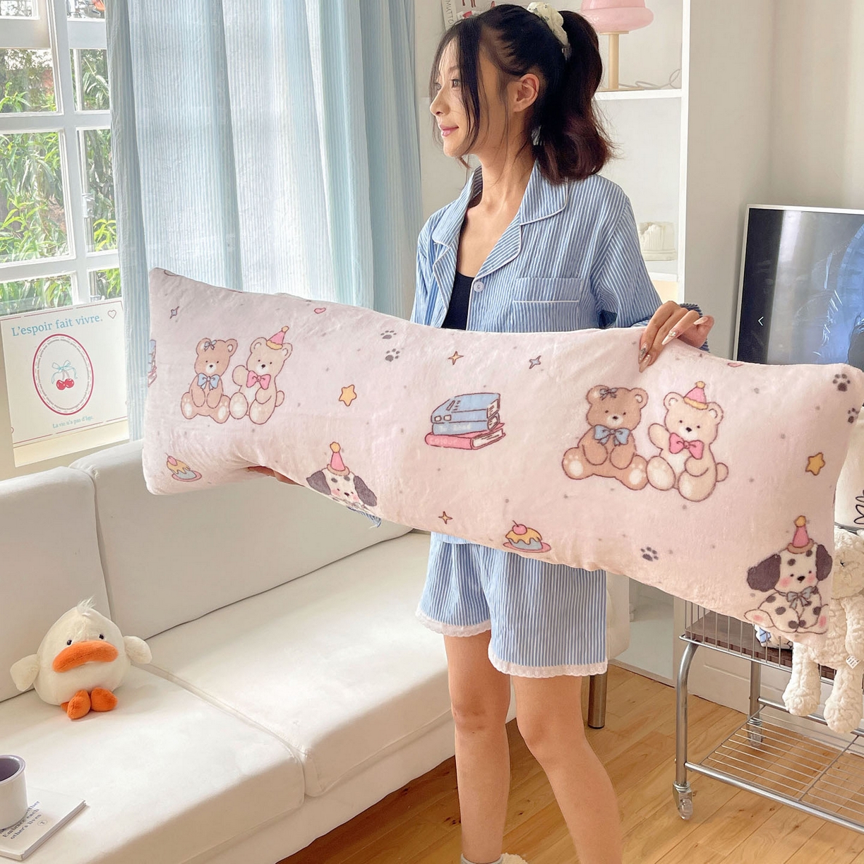 91家纺网 家纺一手货源 找家纺 六巷胡同 2025新款INS博主可爱风A类200g牛奶绒长条大抱枕 抱枕-磁带熊仔粉