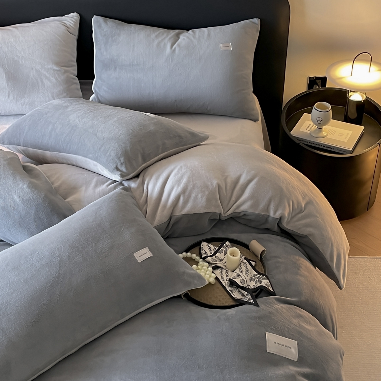 91家纺网 家纺一手货源 找家纺 ab家纺 2025新款纯色高克重牛奶绒双拼单被套 深灰浅灰