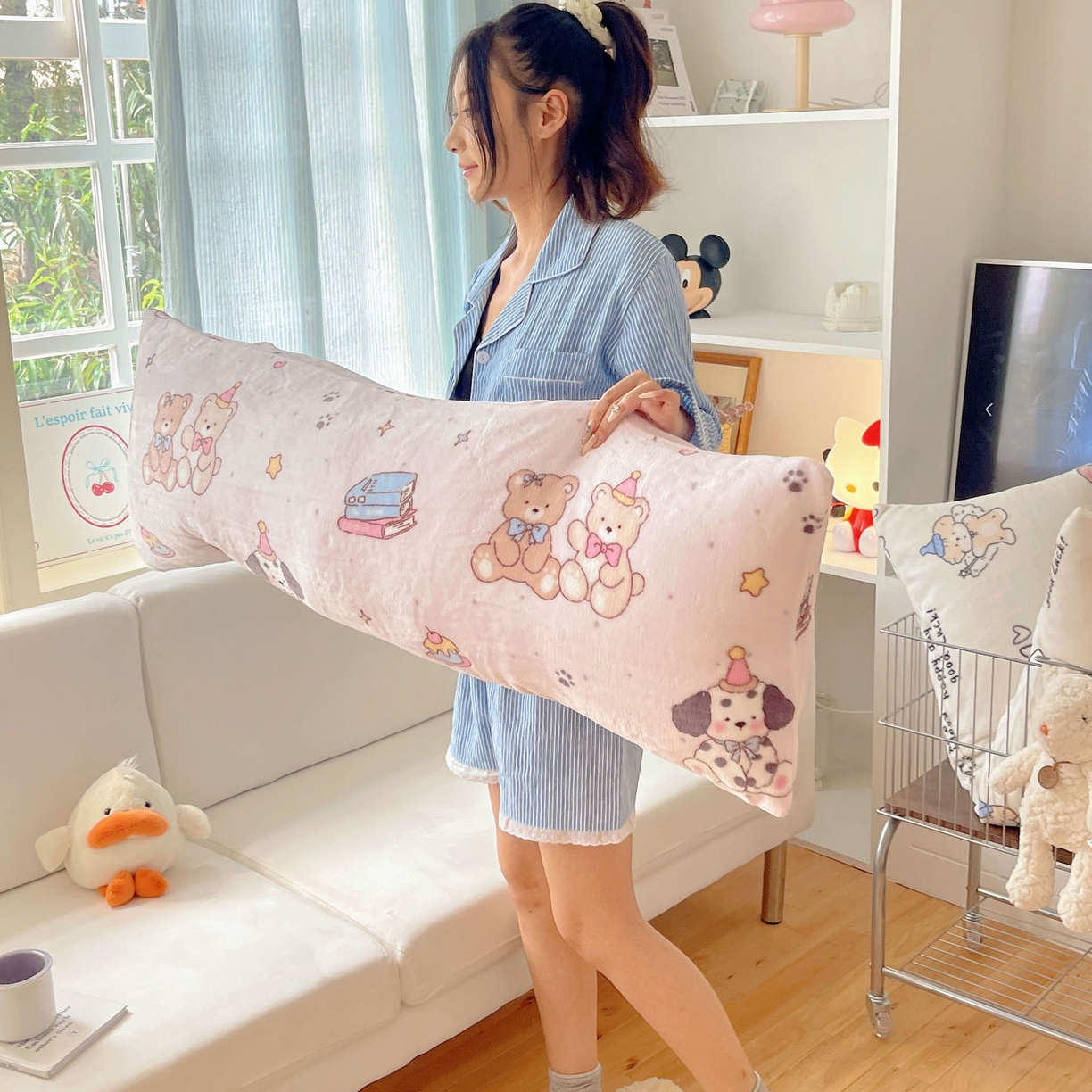 91家纺网 家纺一手货源 找家纺 六巷胡同 2025新款INS博主可爱风A类200g牛奶绒长条大抱枕 抱枕-磁带熊仔粉