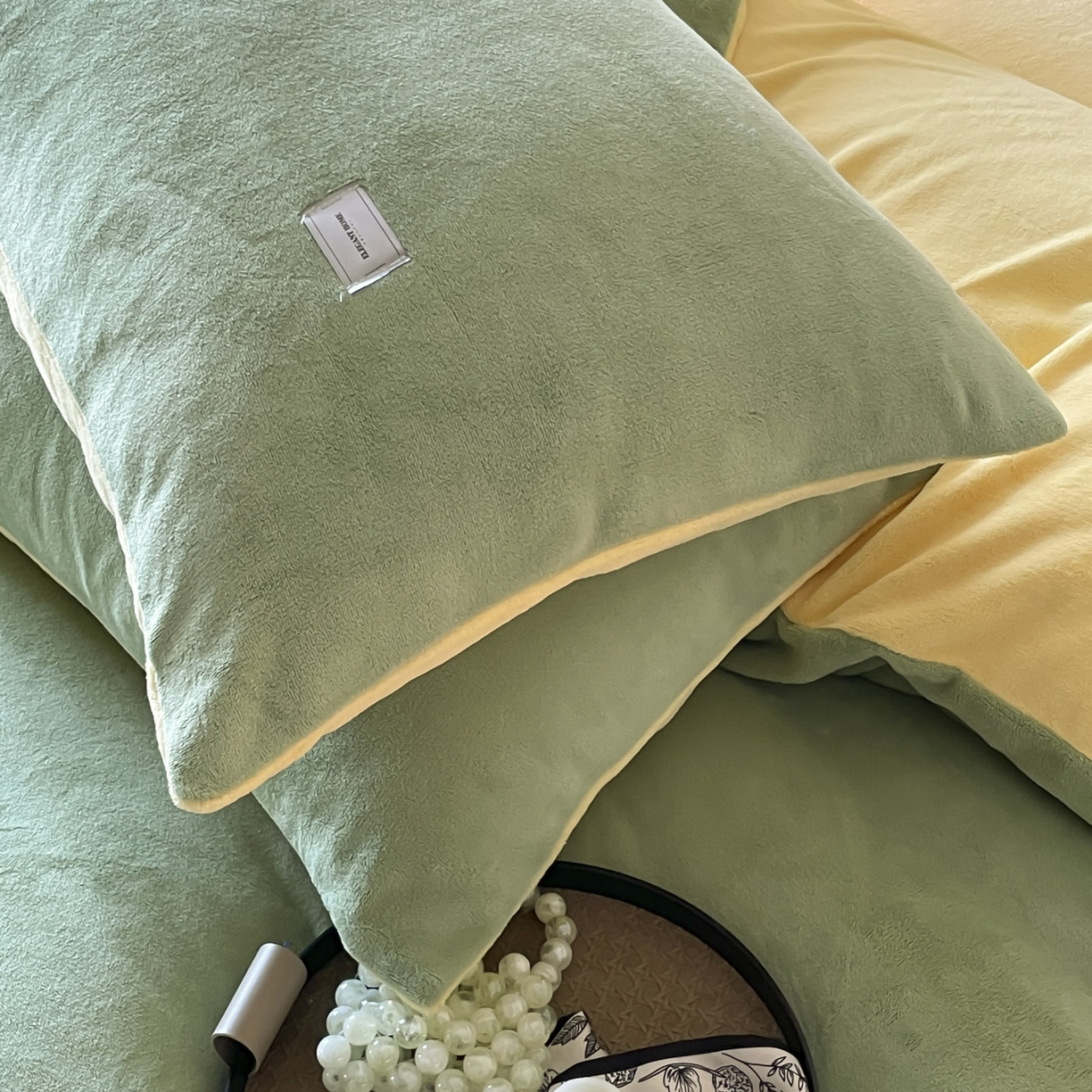 91家纺网 家纺一手货源 找家纺 ab家纺 2025新款纯色高克重牛奶绒双拼单被套 橄榄绿柠檬黄