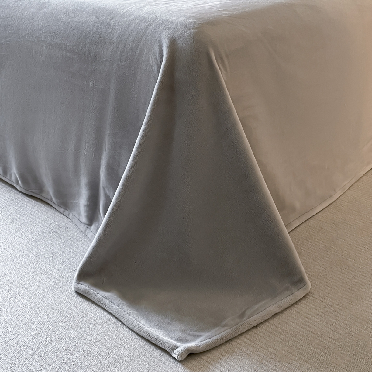 91家纺网 家纺一手货源 找家纺 ab家纺 2025新款纯色高克重牛奶绒双拼单被套 深灰浅灰