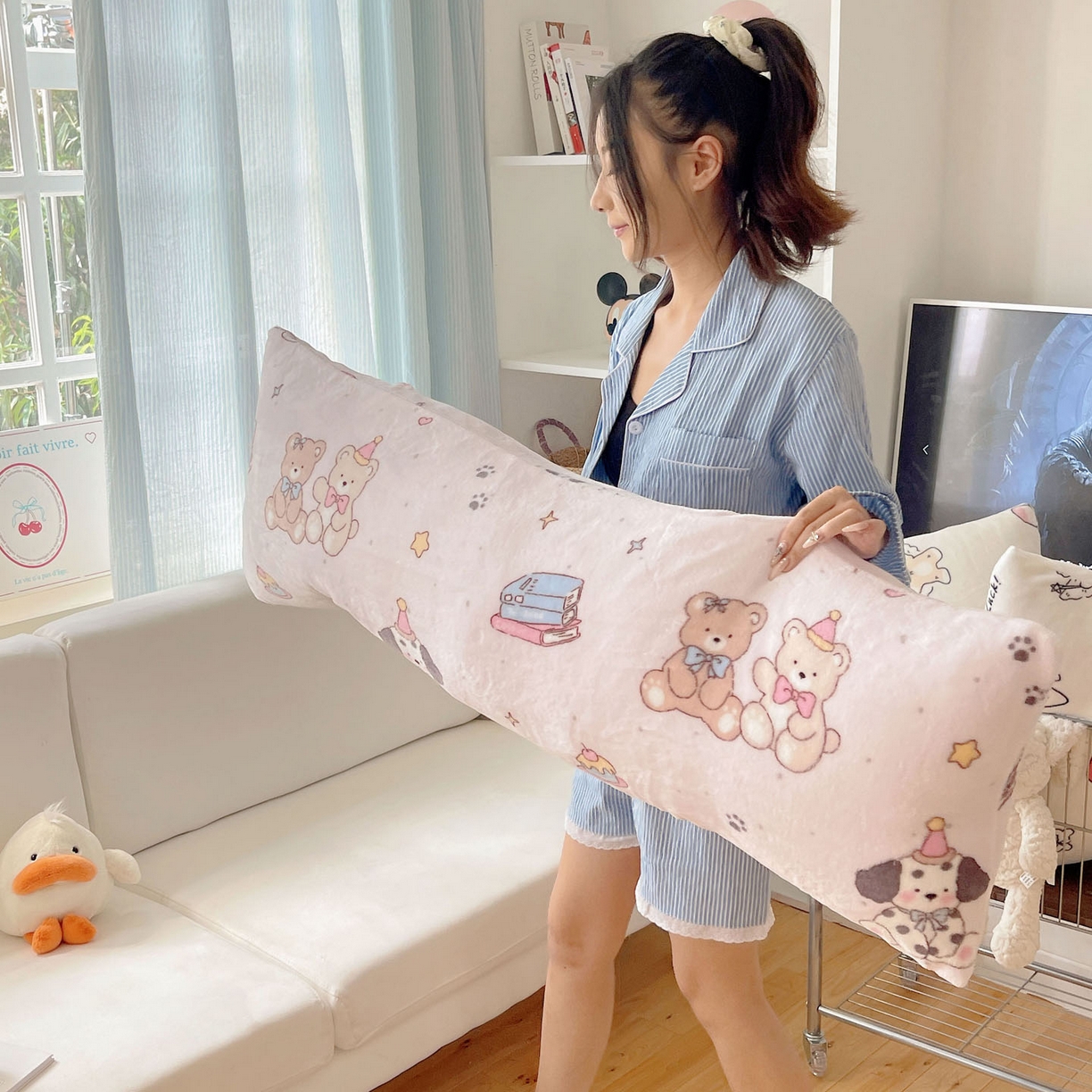 91家纺网 家纺一手货源 找家纺 六巷胡同 2025新款INS博主可爱风A类200g牛奶绒长条大抱枕 抱枕-磁带熊仔粉