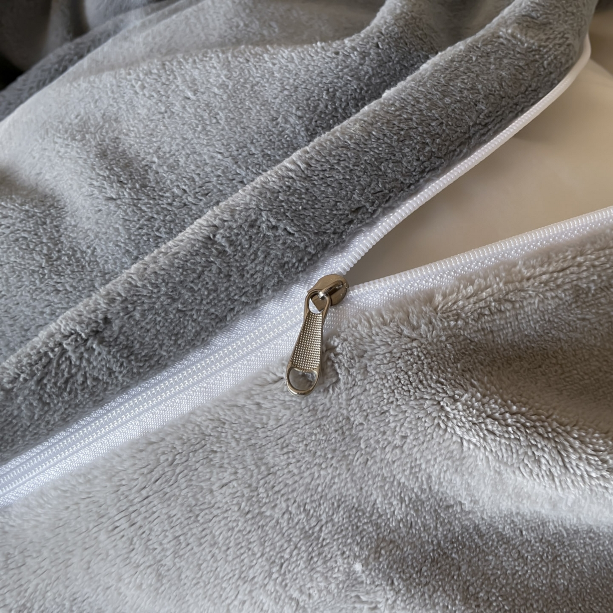 91家纺网 家纺一手货源 找家纺 ab家纺 2025新款纯色高克重牛奶绒双拼单被套 深灰浅灰