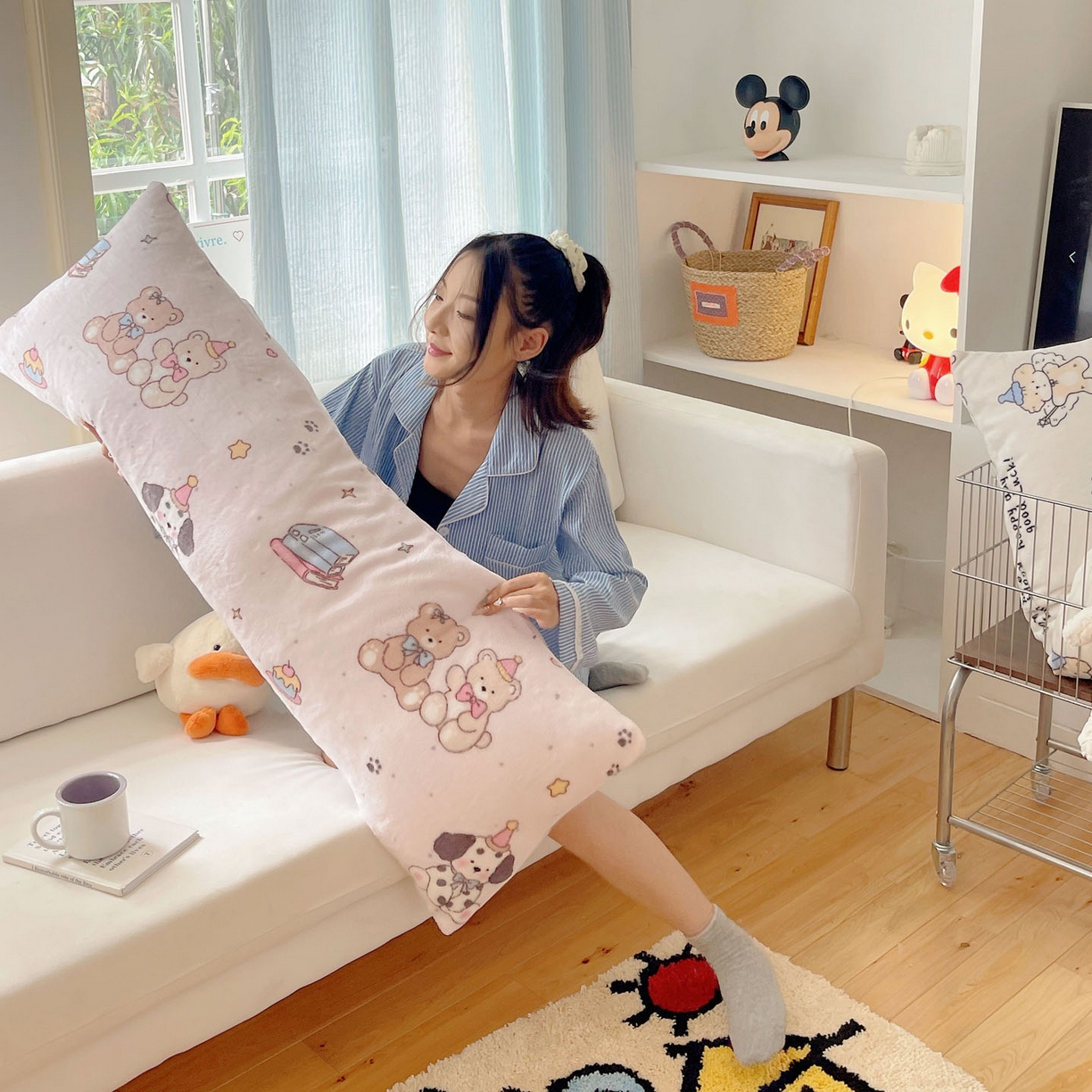 91家纺网 家纺一手货源 找家纺 六巷胡同 2025新款INS博主可爱风A类200g牛奶绒长条大抱枕 抱枕-磁带熊仔粉