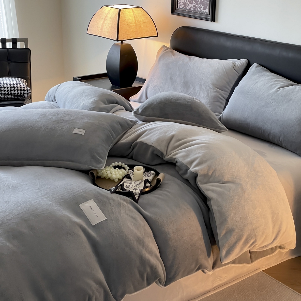 91家纺网 家纺一手货源 找家纺 ab家纺 2025新款纯色高克重牛奶绒双拼单被套 深灰浅灰