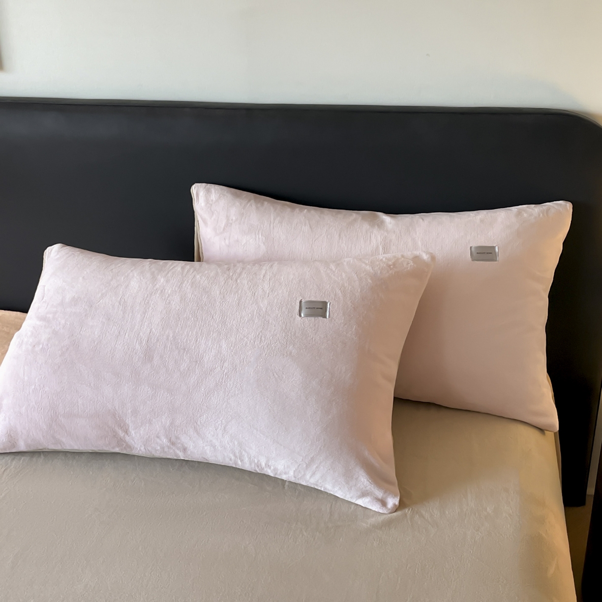 91家纺网 家纺一手货源 找家纺 ab家纺 2025新款纯色高克重牛奶绒双拼单被套 粉卡其