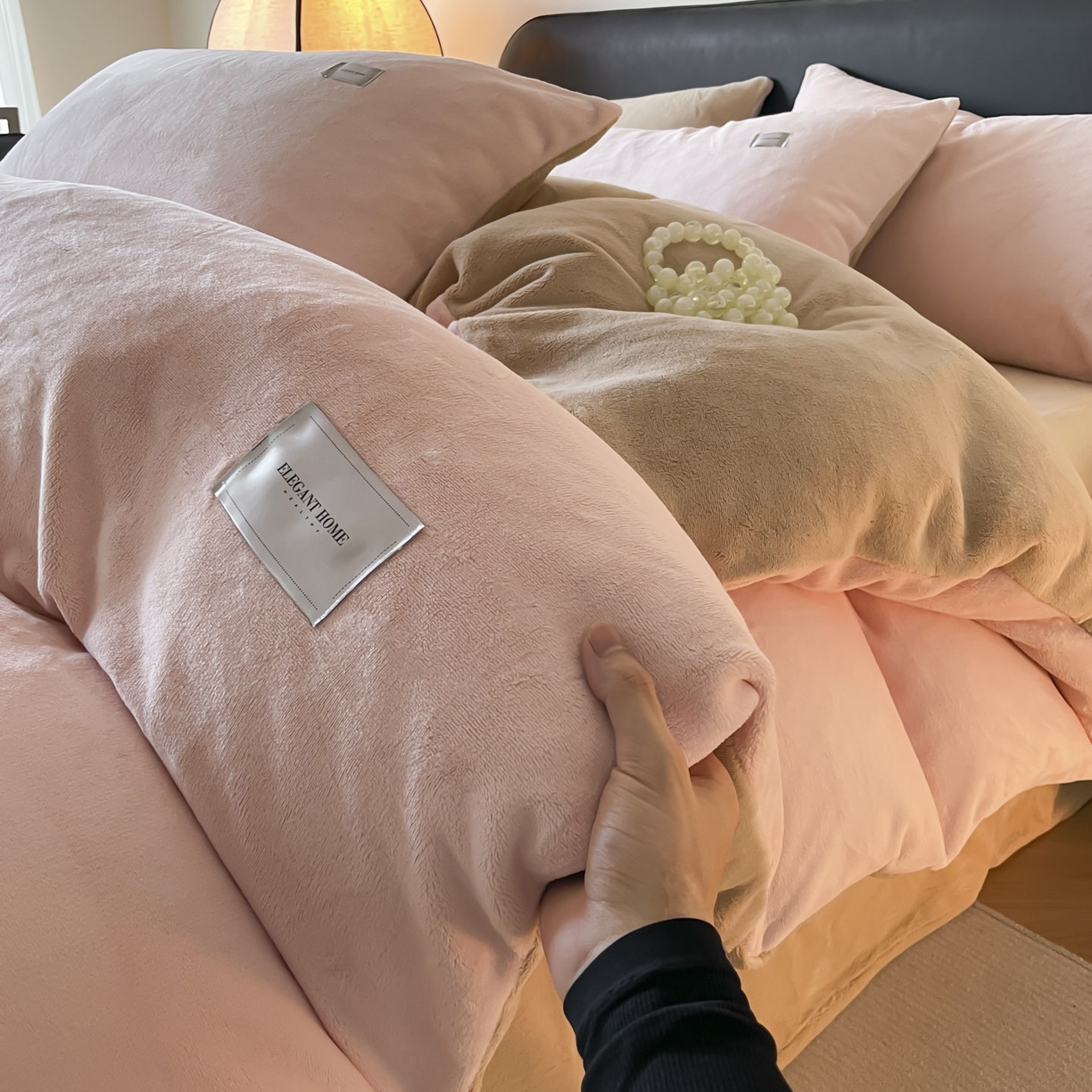 91家纺网 家纺一手货源 找家纺 ab家纺 2025新款纯色高克重牛奶绒双拼单被套 粉卡其