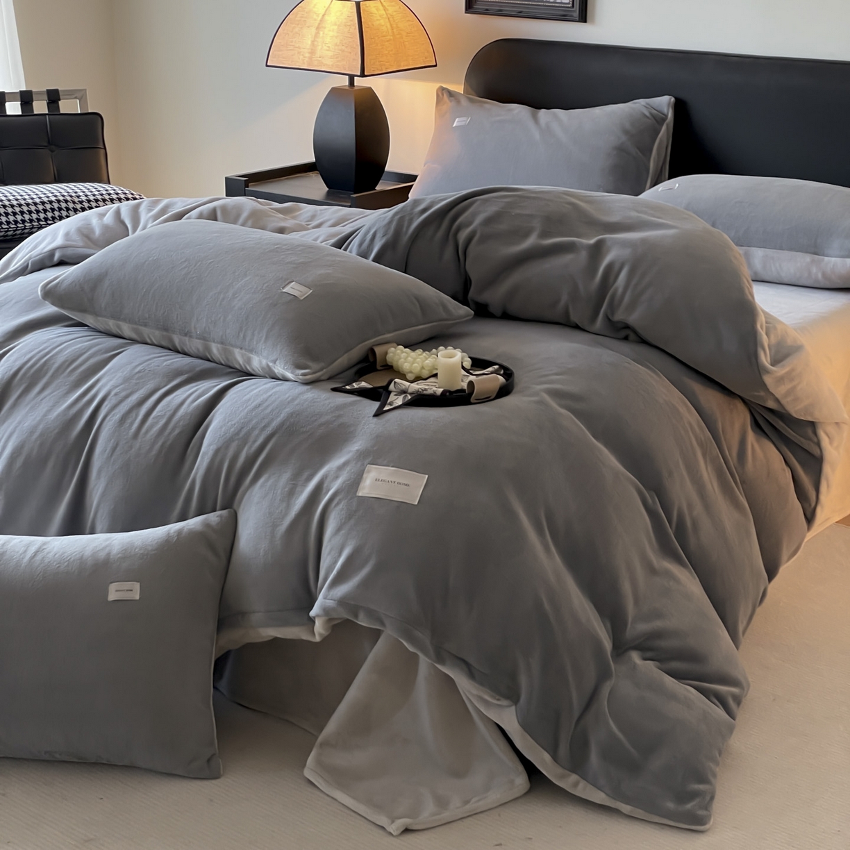 91家纺网 家纺一手货源 找家纺 ab家纺 2025新款纯色高克重牛奶绒双拼单被套 深灰浅灰