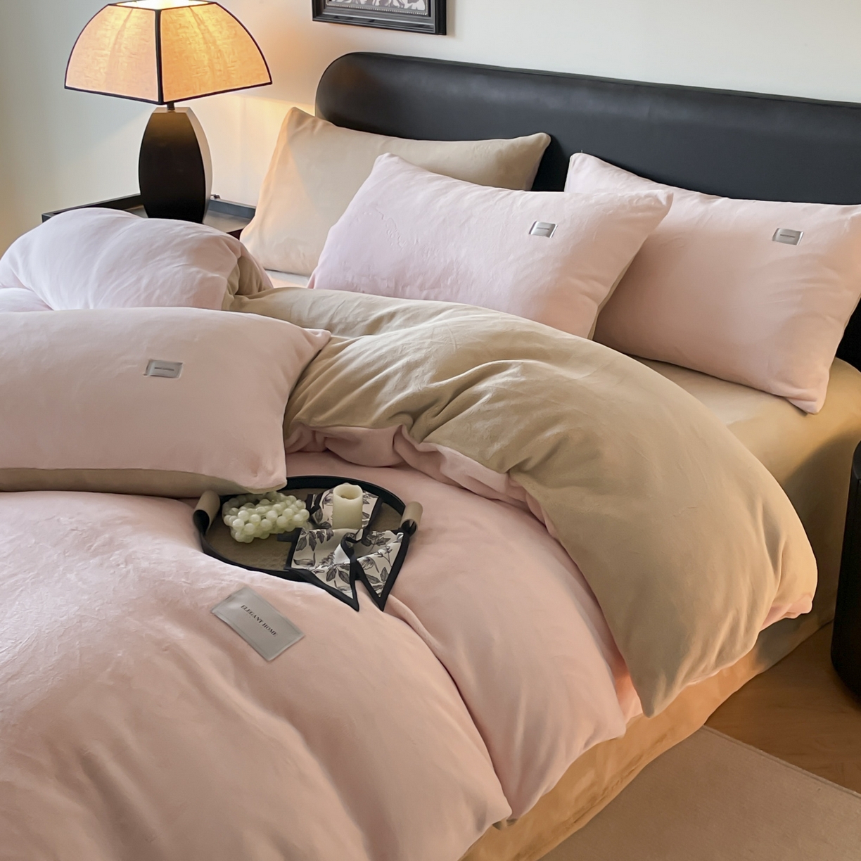 91家纺网 家纺一手货源 找家纺 ab家纺 2025新款纯色高克重牛奶绒双拼单被套 粉卡其