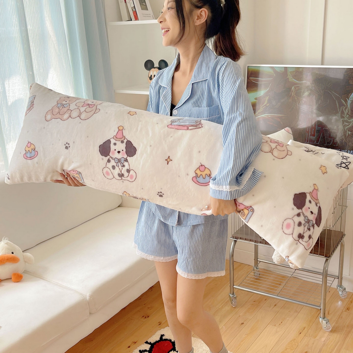 91家纺网 家纺一手货源 找家纺 六巷胡同 2025新款INS博主可爱风A类200g牛奶绒长条大抱枕 抱枕-磁带熊仔米