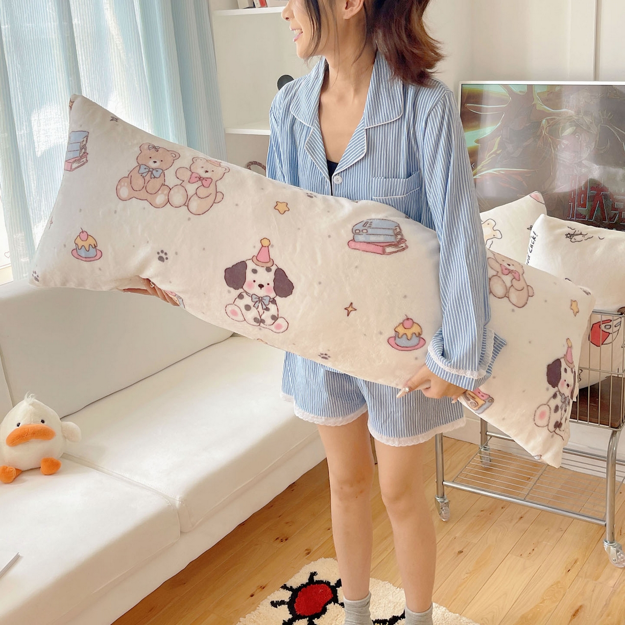 91家纺网 家纺一手货源 找家纺 六巷胡同 2025新款INS博主可爱风A类200g牛奶绒长条大抱枕 抱枕-磁带熊仔米